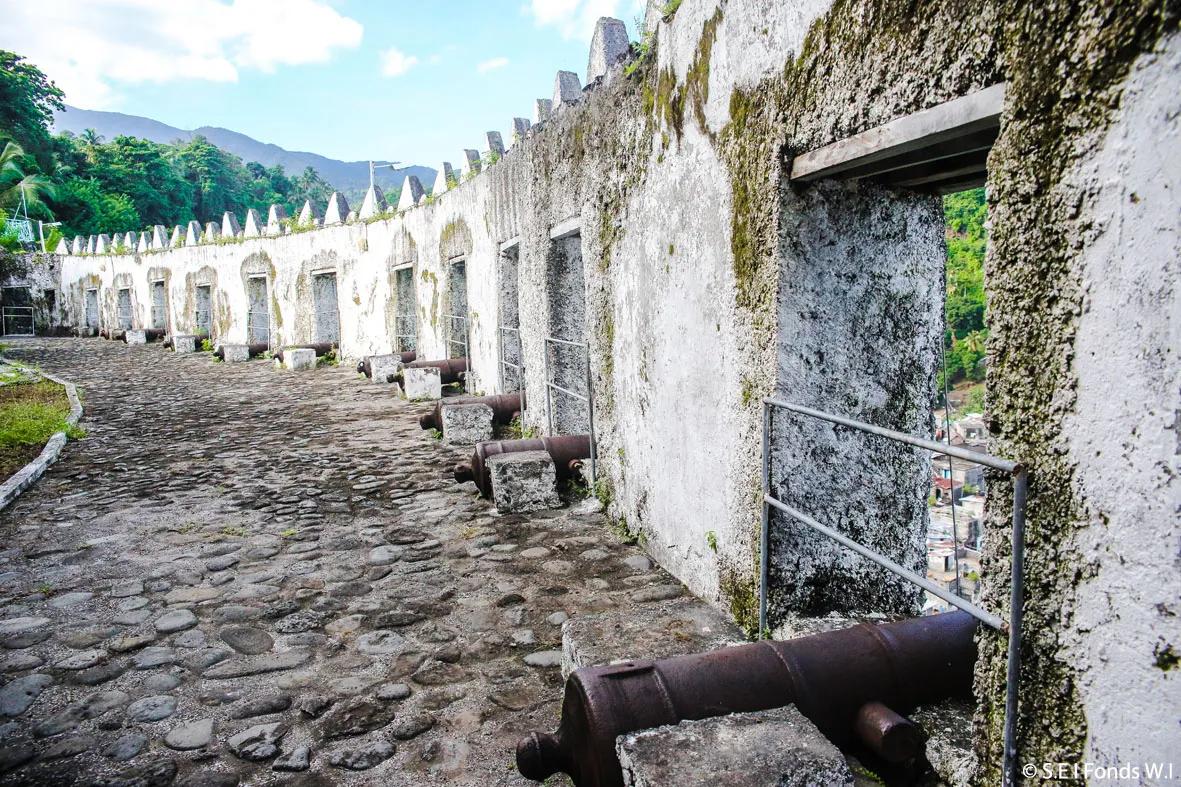 Citadelle de Mutsamudu sur la colline de Sinéjou