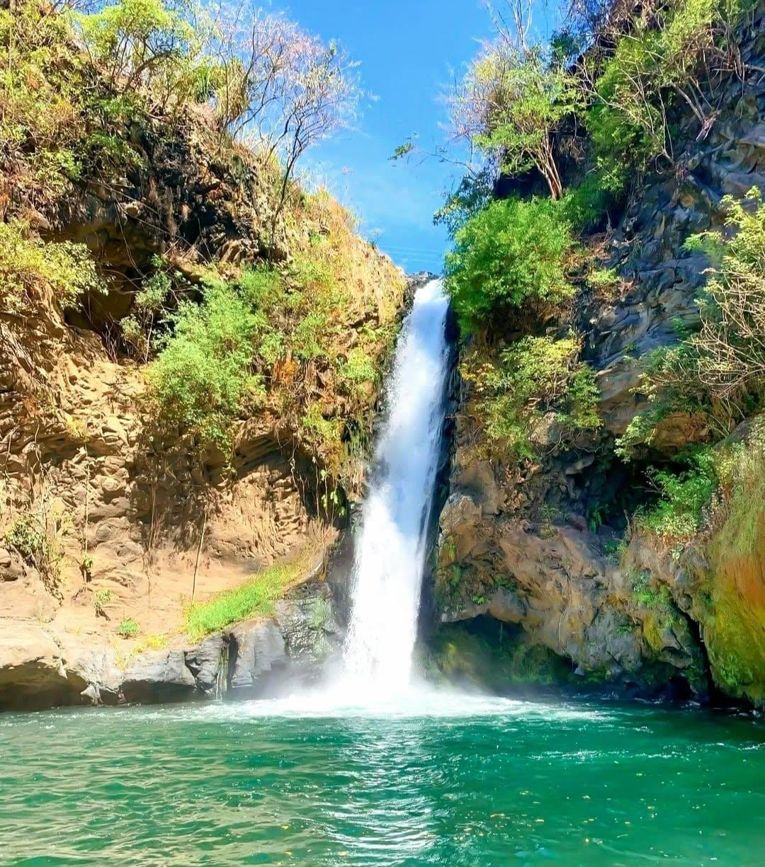 Cascade de Ongoni dans la forêt d'Anjouan