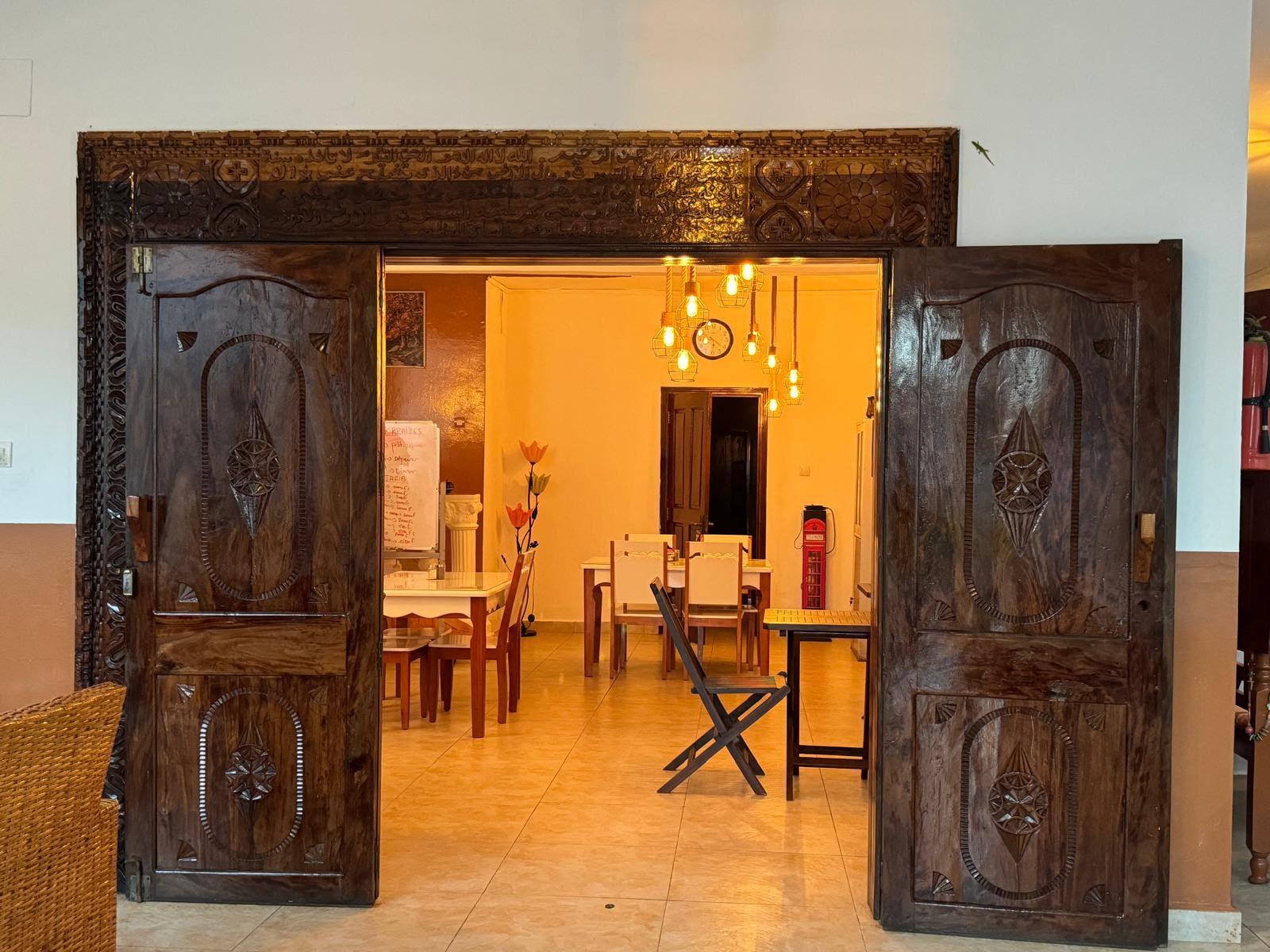 Entrée de l'Hôtel Le Jasmin à Pagé