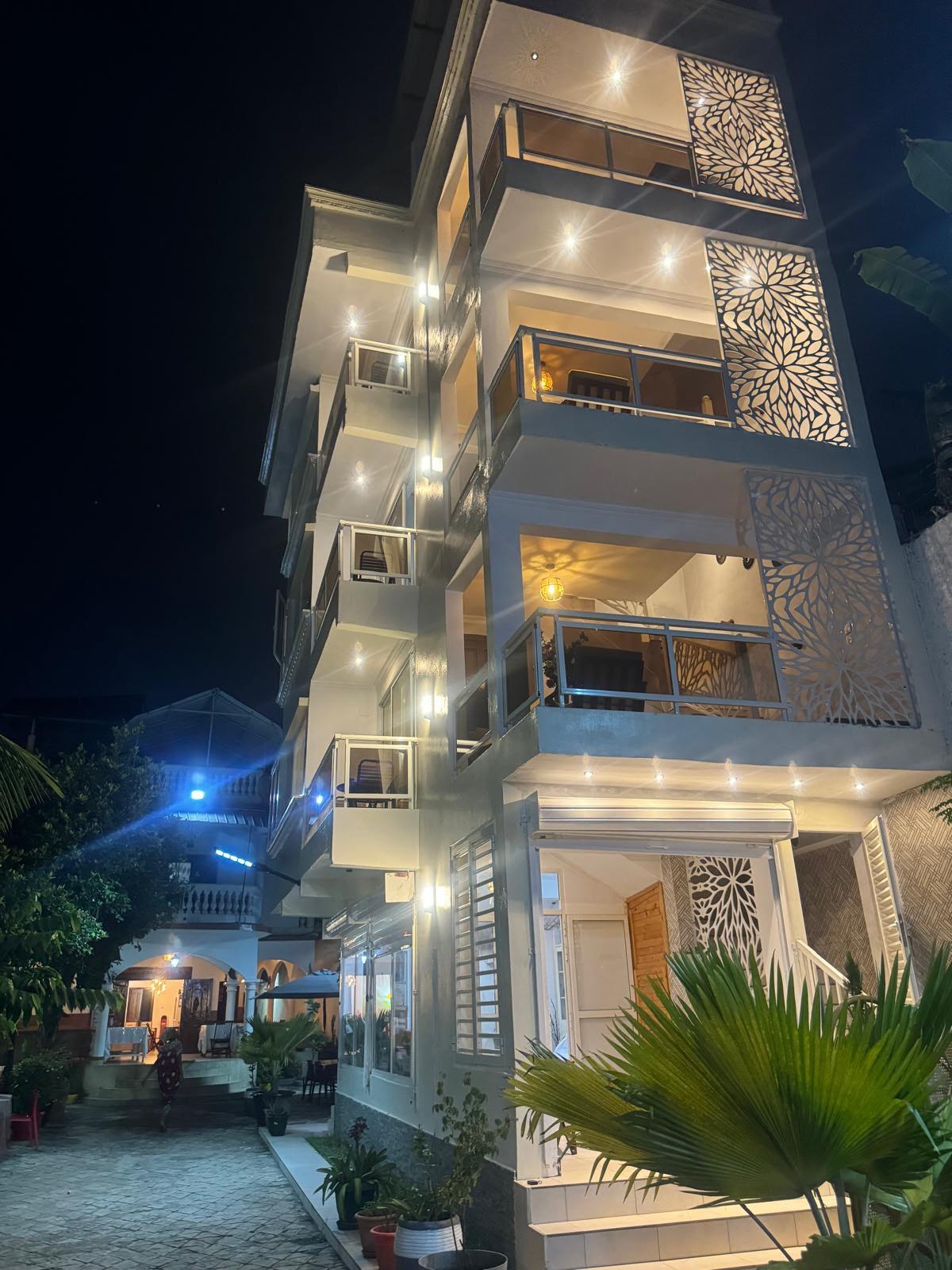 L'Hôtel Le Jasmin illuminé la nuit