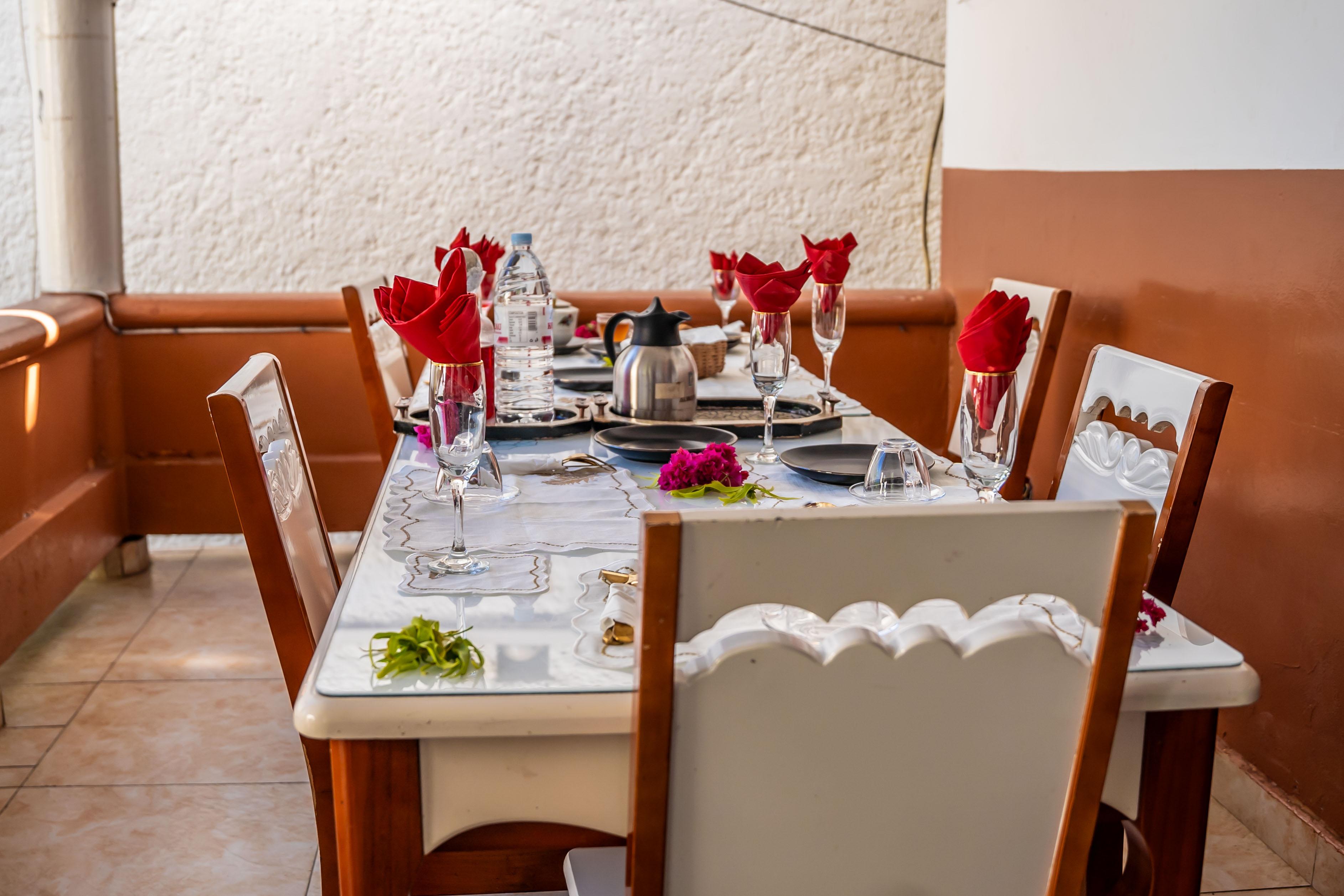 Terrasse du restaurant dressée pour le service