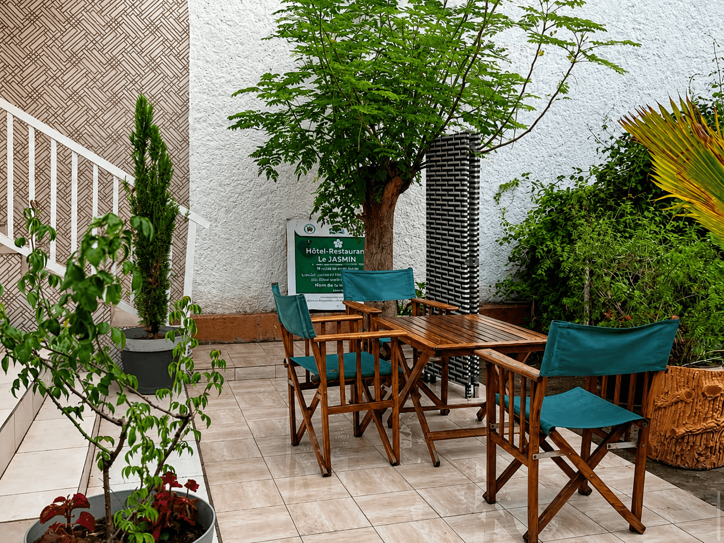 Terrasse extérieure au cœur du jardin tropical