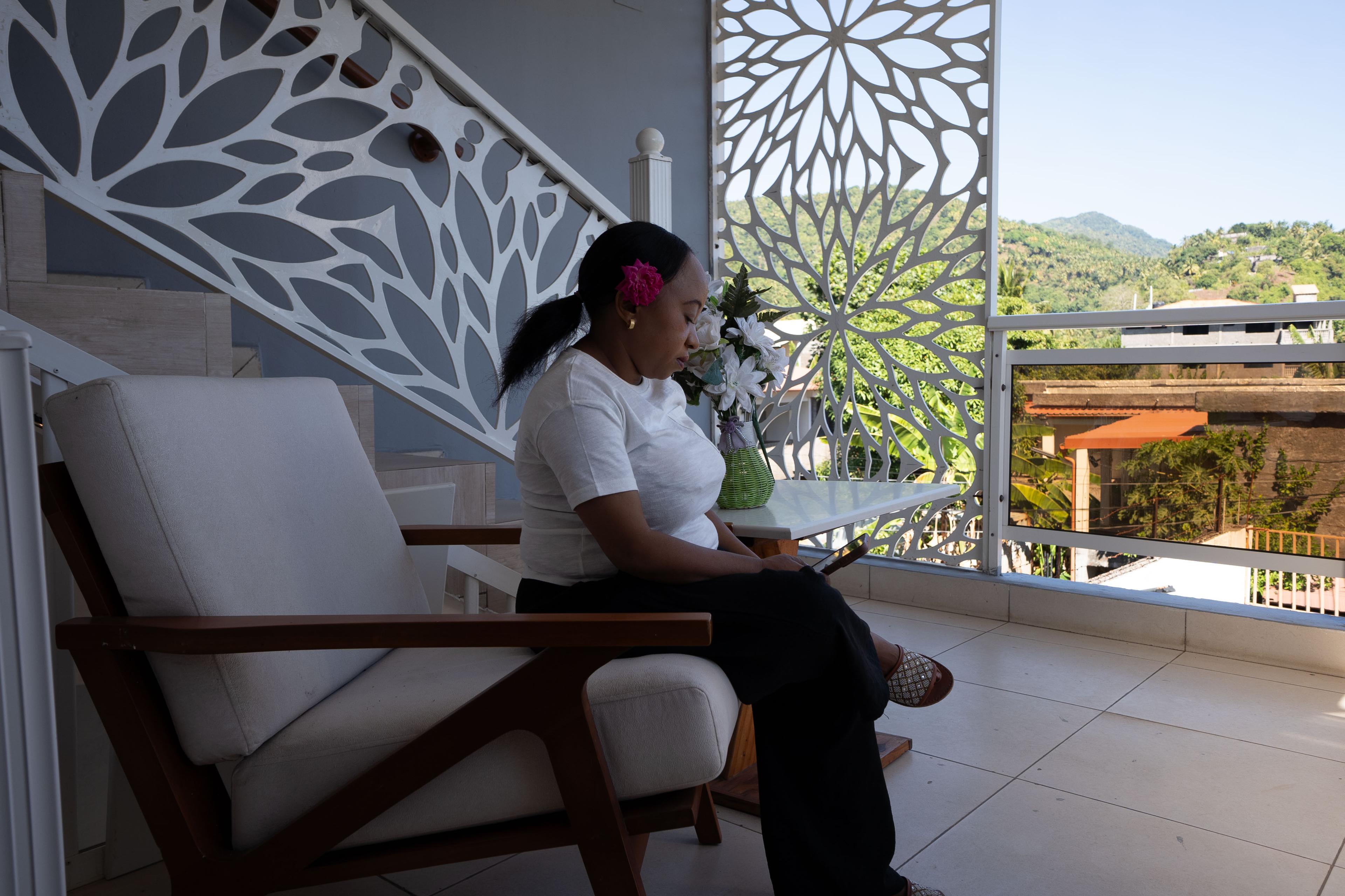 Balcon de suite avec fauteuil et vue tropicale