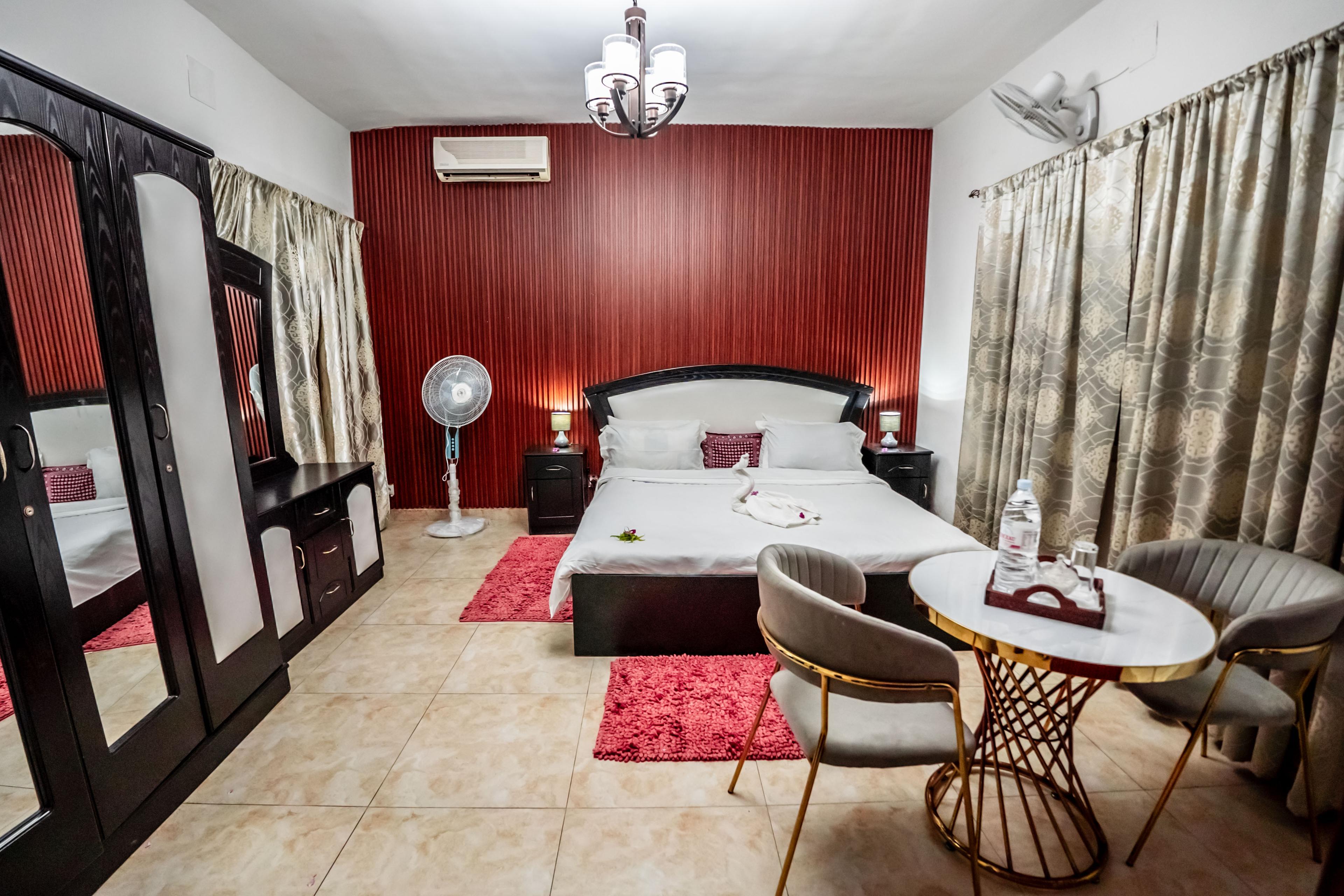 Suite premium avec armoire miroir à l'Hôtel Le Jasmin