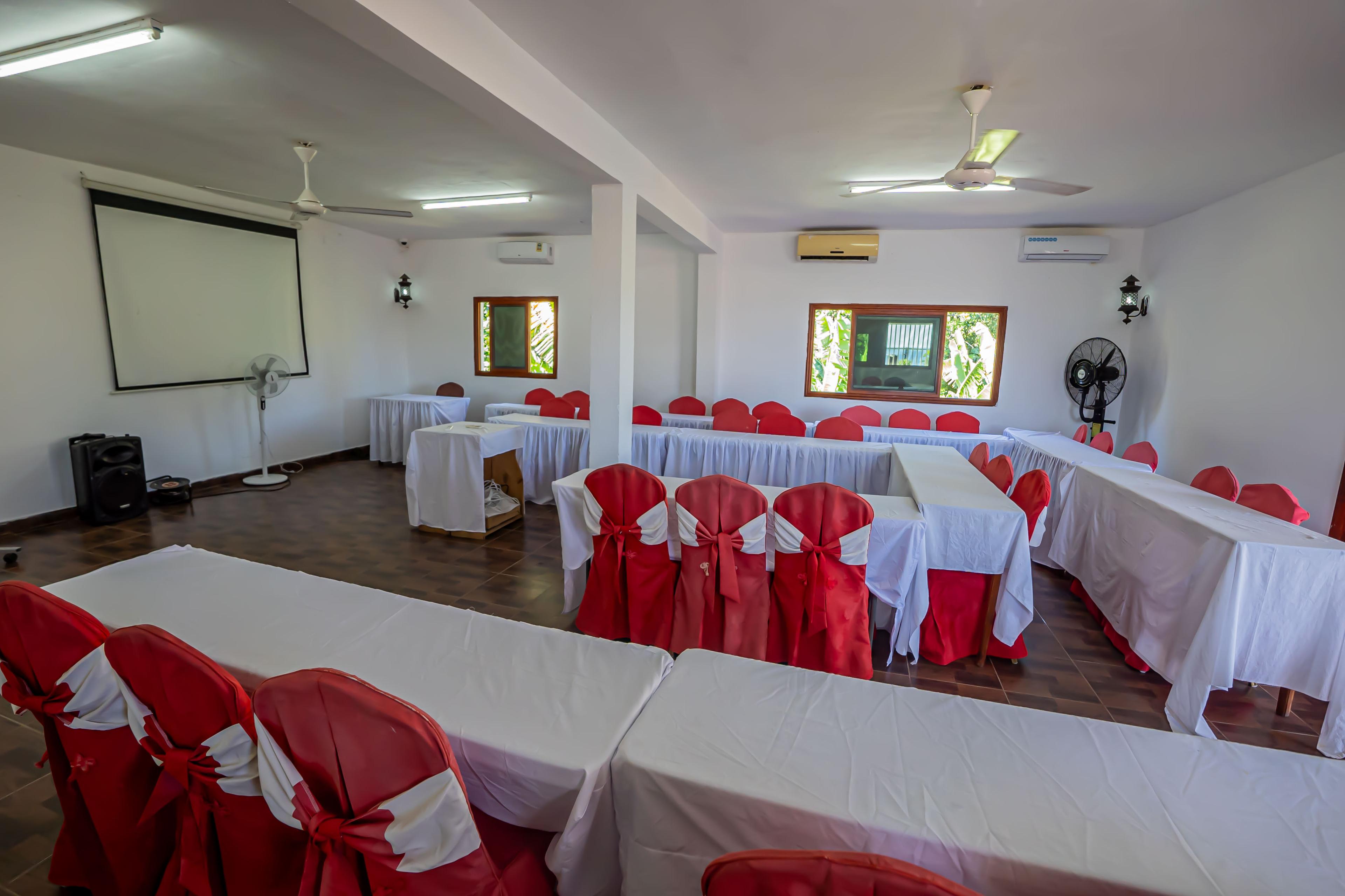 Vue d'ensemble de la salle de conférence climatisée de l'Hôtel Le Jasmin