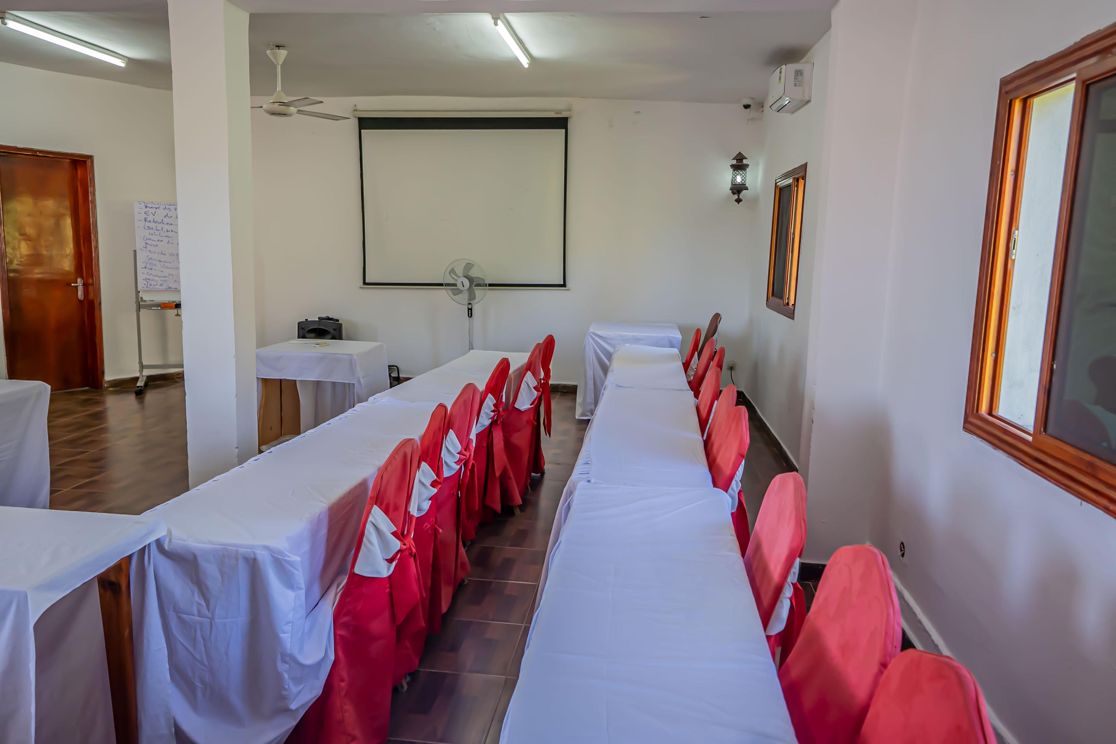 Salle de conférence en configuration rangées