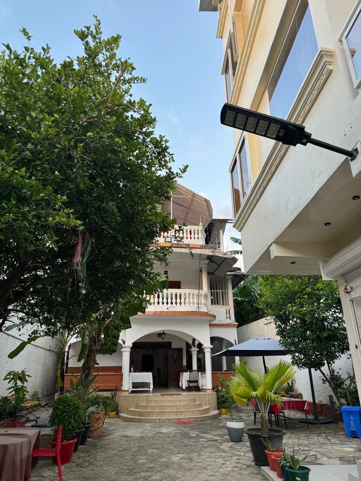 Vue extérieure de l'Hôtel Le Jasmin à Mutsamudu