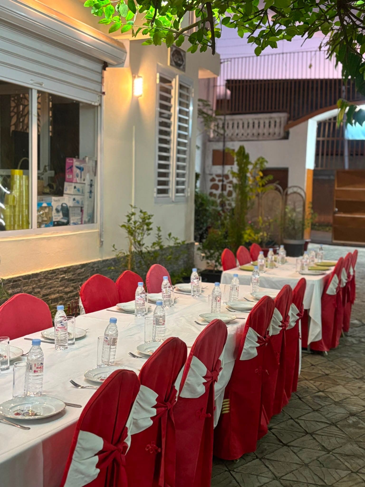 Grande table dressée pour un mariage à l'Hôtel Le Jasmin