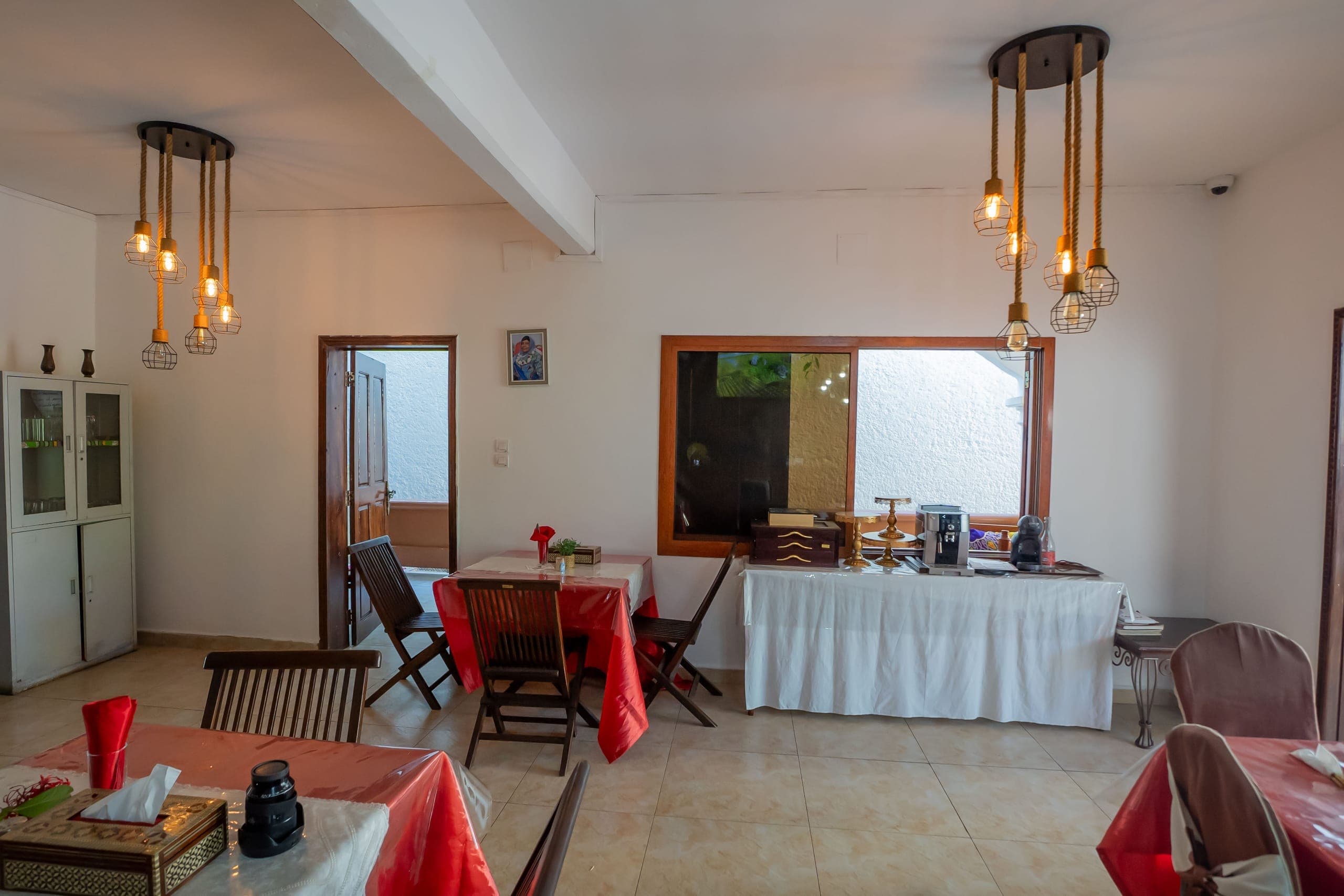 Salle du restaurant préparée pour un anniversaire